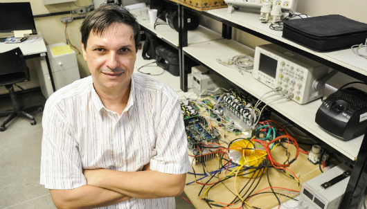 Prof. André Lima em laboratório do Departamento de Engenharia Elétrica (Foto: Ribamar Neto/UFC)