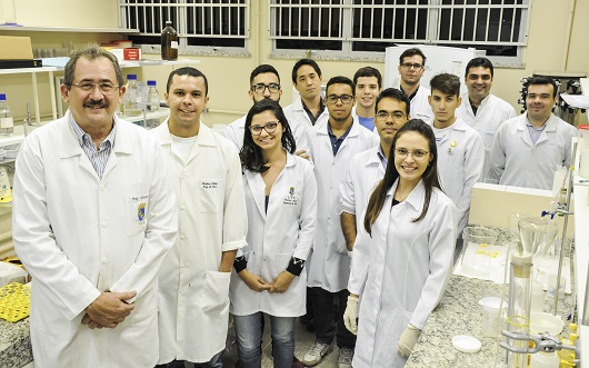 Equipe de pesquisadores reunida em laboratório, posando para a foto (Foto: Ribamar Neto/UFC)