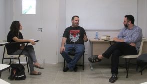 Estudante, poeta e professor em sala de aula, sentados e conversando (Foto: Divulgação/Cipó)