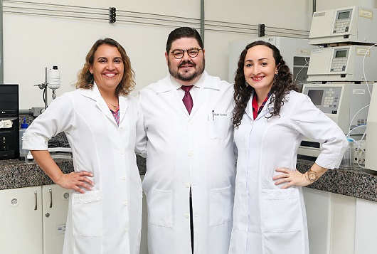 Profª Luciana Gonçalves, Prof. André Casimiro e Profª Valderez Rocha em um espaço de laboratório, posando para a foto (Foto: Ribamar Neto/UFC)