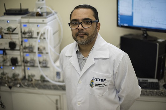 Professor Ivanildo José da Silva Júnior ao lado de equipamento que realiza purificação de proteínas (Foto: Jr. Panela/UFC)