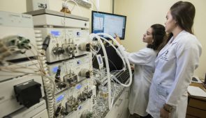 Pesquisadoras observam gráficos em monitor conectado à máquina que faz purificação de proteína (Foto: Jr. Panela/UFC)