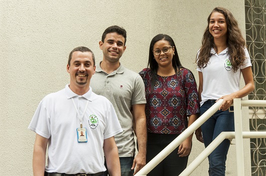 Prof Patrik ao lado de estudantes do Laboratório de Entomologia Aplicada (Foto: Viktor Braga)