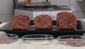 Três pães de coloração roxa lado a lado e cortados ao meio (Foto: Reprodução/UFC)