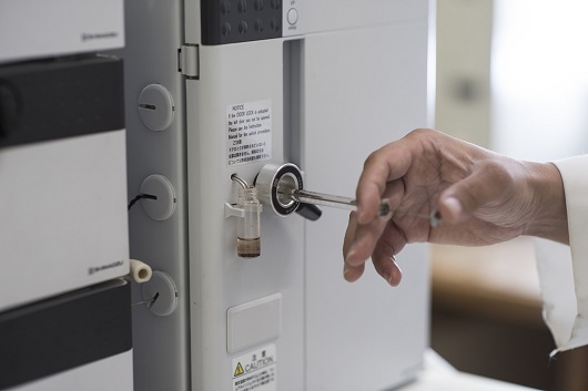 Seringa de isoniazida sendo inserida em máquina de laboratório (Foto: Jr. Panela/UFC)