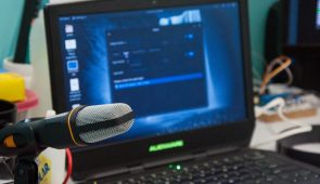Microfone utilizado na experiência ao lado de uma das máquinas do Gtel (Foto: Ribamar Neto/UFC)