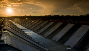 Trecho de obra da transposição do São Francisco, com por do sol ao fundo (Foto: Divulgação/Governo Federal)