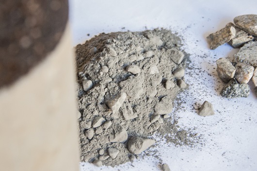 Cinza ao lado de um bloco compactado, em prmieiro plano (Foto: Ribamar Neto/UFC)