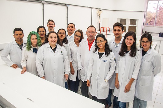 Equipe reunida do Grupo de Eletroquímica e Corrosão da UFC (Foto: Ribamar Neto/UFC)