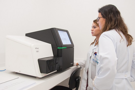 Pesquisadores utilizam aparelh de sequenciamento de DNA (Foto: Ribamar Neto/UFC))
