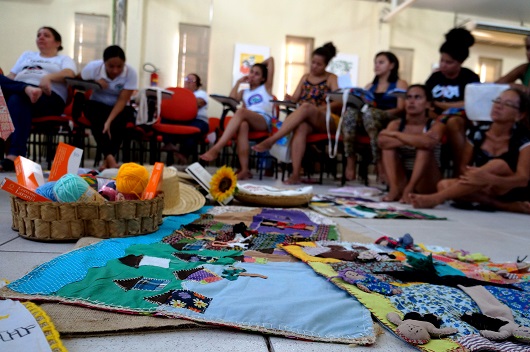 Mulheres se reúnem ao redor das costuras produzidas nos encontros (Foto: Beatriz Fernandes)