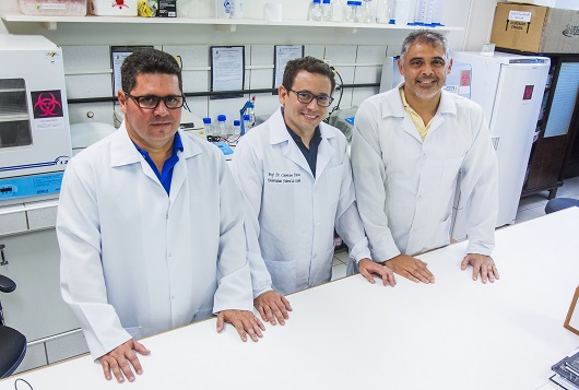 Pesquisadores em espaço de laboratório com as mãos sobre o balcão (Foto: Ribamar Neto/UFC)