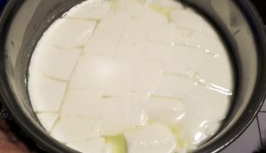 Queijo partido em cubos dentro de uma tigela de alumínio (Foto: Divulgação/Cléverson de Freitas)
