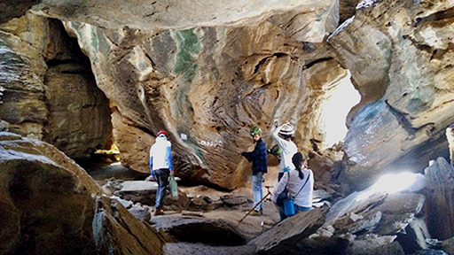 Pesquisadores com equipamentos de exploração dentro da gruta Casa de Pedra (Foto: Departamento de Geologia)