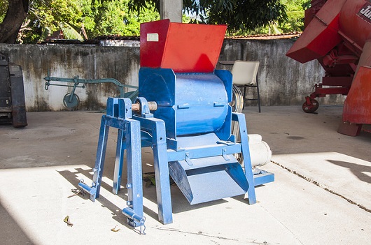 Máquina fatiadora de palma, azul e vermelha (Foto: Ribamar Neto/UFC)