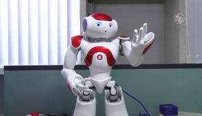 Robô japonês Nao com o braço levantado (Foto: Reprodução/UFC TV)