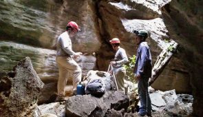 Três homens com equipamentos de exploração dentro da gruta Casa de Pedra (Foto: Lagetec)
