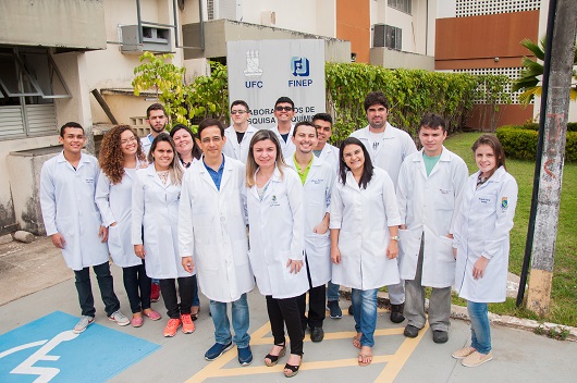 Integrantes do Labs reunidos em frente à placa do laboratório (Foto: Ribamar Neto/UFC)