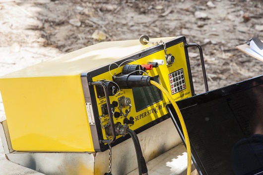 Equipamento elétrico amarelo em frente a um laptop (Foto: Ribamar Neto/UFC)