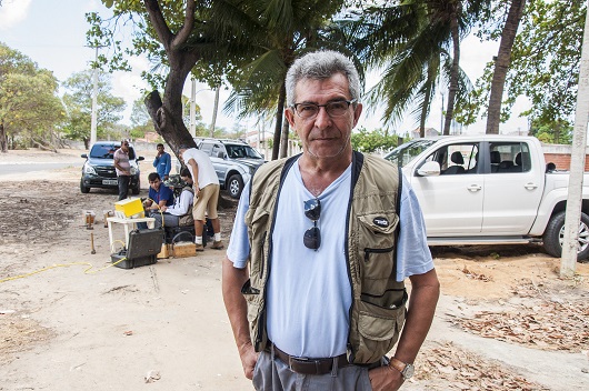 Professor Mariano Castelo Branco posando para foto no Campus do Pici, em região arenosa (Foto: Ribamar Neto/UFC)