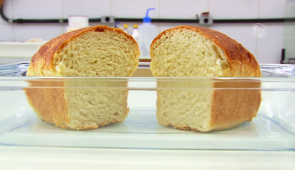 Pão cortado ao meio dentro de um recipiente (Foto: Reprodução/UFC TV)
