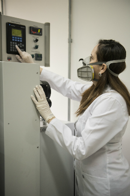 Pesquisadora manipula equipamento ligado à célula PVT (Foto: Jr. Panela/UFC)