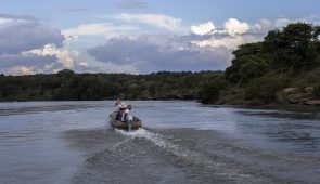 Rio Parnaíba, com pequenos barcos em movimento ao centro (Foto: Cassio Moreira/Codevasf)