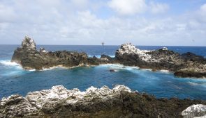Arquipélago de São Pedro e São Paulo. São pequenas ilhas rochoras no mar azul (Foto: Divulgação/Marcelo Soares)