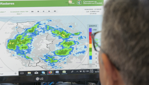 Pesquisador analisa dados de satélites da Funceme em tela de computador (Foto: Viktor Braga/Agência UFC)