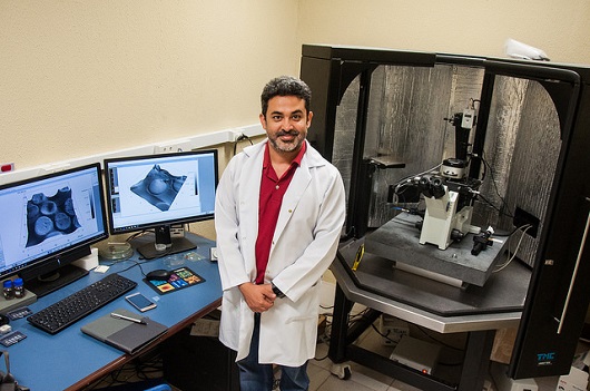 Professor Jeanlex de Souza em frente a um grande microscópio e a duas telas de computador (Foto: Ribamar Neto/UFC)