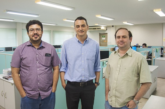 Três pesquisadores do GTEL no laboratório. Ao centro, o Prof. Charles Casimiro (Foto: Ribamar Neto/UFC)