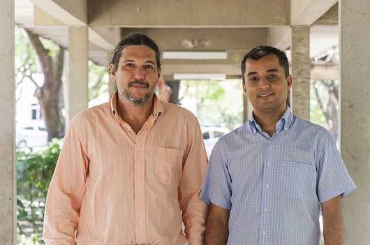 Professores Ascânio Araújo e Michael Souza, coordenadores da pesquisa sobre os mapas de deslocamento (Foto: Viktor Braga/UFC)