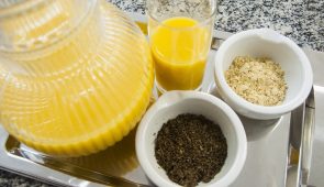 Tigelas com chá-verde e chá verde encapsulado (Foto: Ribamar Neto/UFC)