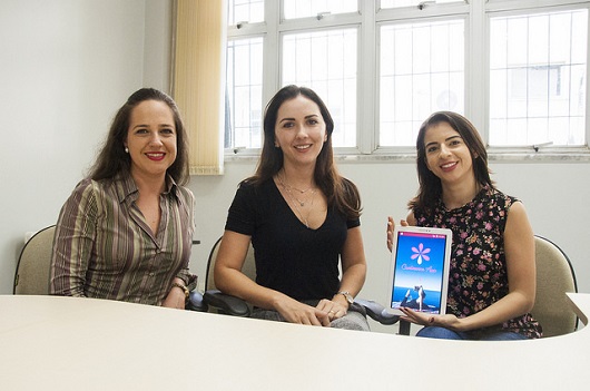 Professora Mônica Oriá, Professora Camila Vasconcelos e estudante Dayana Saboia, que segura o tablet com aplicativo aberto (Foto: Ribamar Neto/UFC)