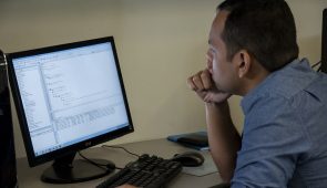 Homem usando computador apoiando braço na mesa (Foto: Viktor Braga)