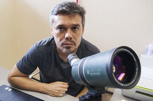 Professor Daniel Brito de Freitas atrás de um pequeno telescópio (Foto: Ribamar Neto/UFC)