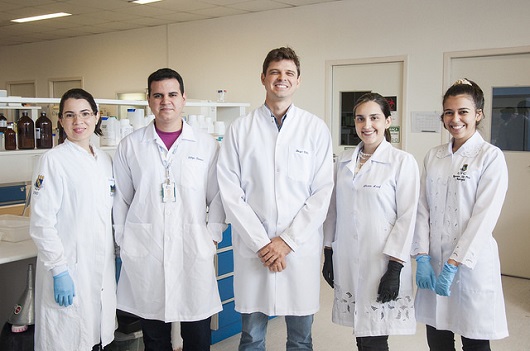 Equipe do LABBMAR responsável pela pesquisa com as moléculas marinhas. No centro, o Prof. Diego Wilke (Foto: Ribamar Neto/UFC)