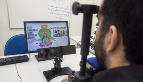 Homem usando equipamento de eye tracking, olhando para computador (Foto: Ribamar Neto/UFC)