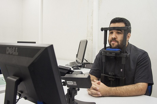 Homem usando equipamento de eye tracking (Foto: Ribamar Neto/UFC)