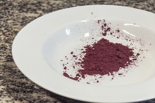 Prato com corante roxo feito a partir de resíduo de beterrada (Foto: Viktor Braga/UFC)