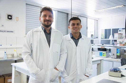 O Prof. Alexandre Havt (esquerda) é o orientador da pesquisa feita pelo pós-doutorando Adelvane Rodrigues (Foto: Ribamar Neto/UFC)