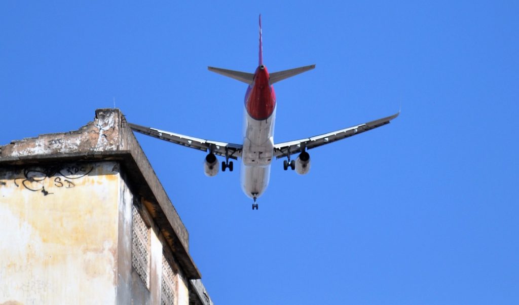 Avião sobrevoando uma escola (Foto: Prof. Ivan Ary Júnior/UFC)