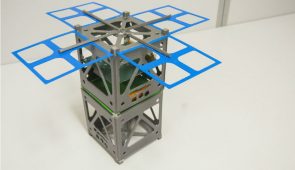 Modelo do nanossatélite, composto por dois cubos de 10 centímetros cúbicos e espaço para painéis solares, colocado sobre uma mesa (Foto: Ribamar Neto/UFC)