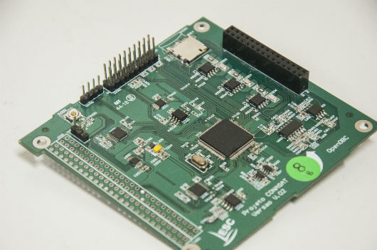 Placa de computador de bordo sobre uma mesa (Foto: Ribamar Neto/UFC)