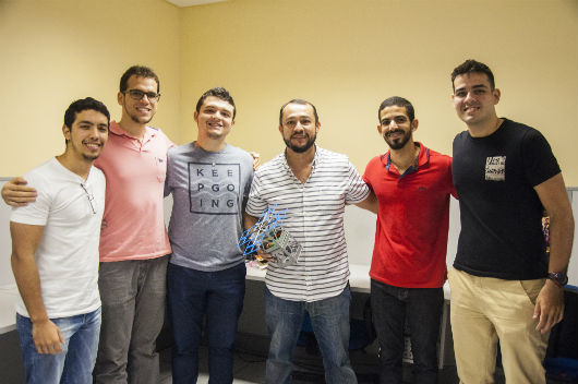 O coordenador do projeto, Prof. Jarbas Silveira (segurando o protótipo do nanossatélite), com parte da equipe de estudantes envolvidos na construção do SACODE (Foto: Ribamar Neto/UFC)