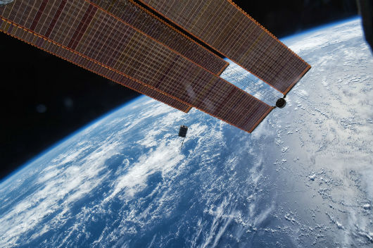 A imagem mostra o lançamento no espaço, ocorrido em 2017, do nanossatélite Dellingr, que tem o tamanho de uma caixa de sapatos. Foi desenvolvido pela NASA para fornecer dados científicos de alta qualidade em uma pequena plataforma. (Foto: Nanoracks/Larry Kepko)