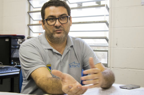 O professor Alexandre Bertini, sentado, em foto frontal feita durante entrevista com jornalistas (Foto: Ribamar Neto/UFC)