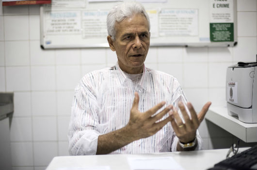 O presidente do IAQ, Edmar Maciel, sentando, dando entrevista (Foto: Viktor Braga)