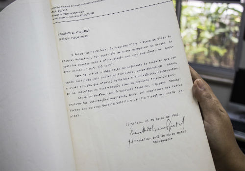 Folha de um relatório de atividades produzido pelo professor Abreu Matos (Foto: Ribamar Neto/UFC)