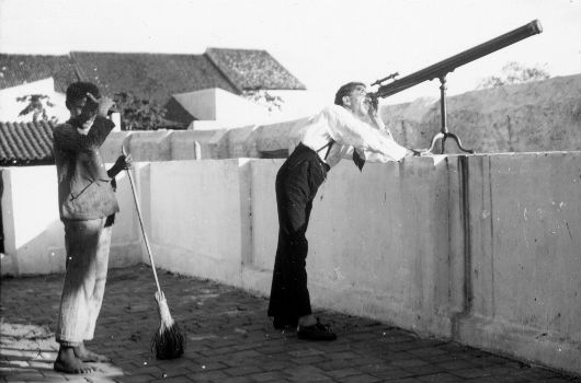 O astrônomo Teófilo H. Lee, da equipe do Observatório Nacional e integrante da expedição do eclipse, examinando o céu de Sobral por meio de um telescópio (Foto: Observatório Nacional)